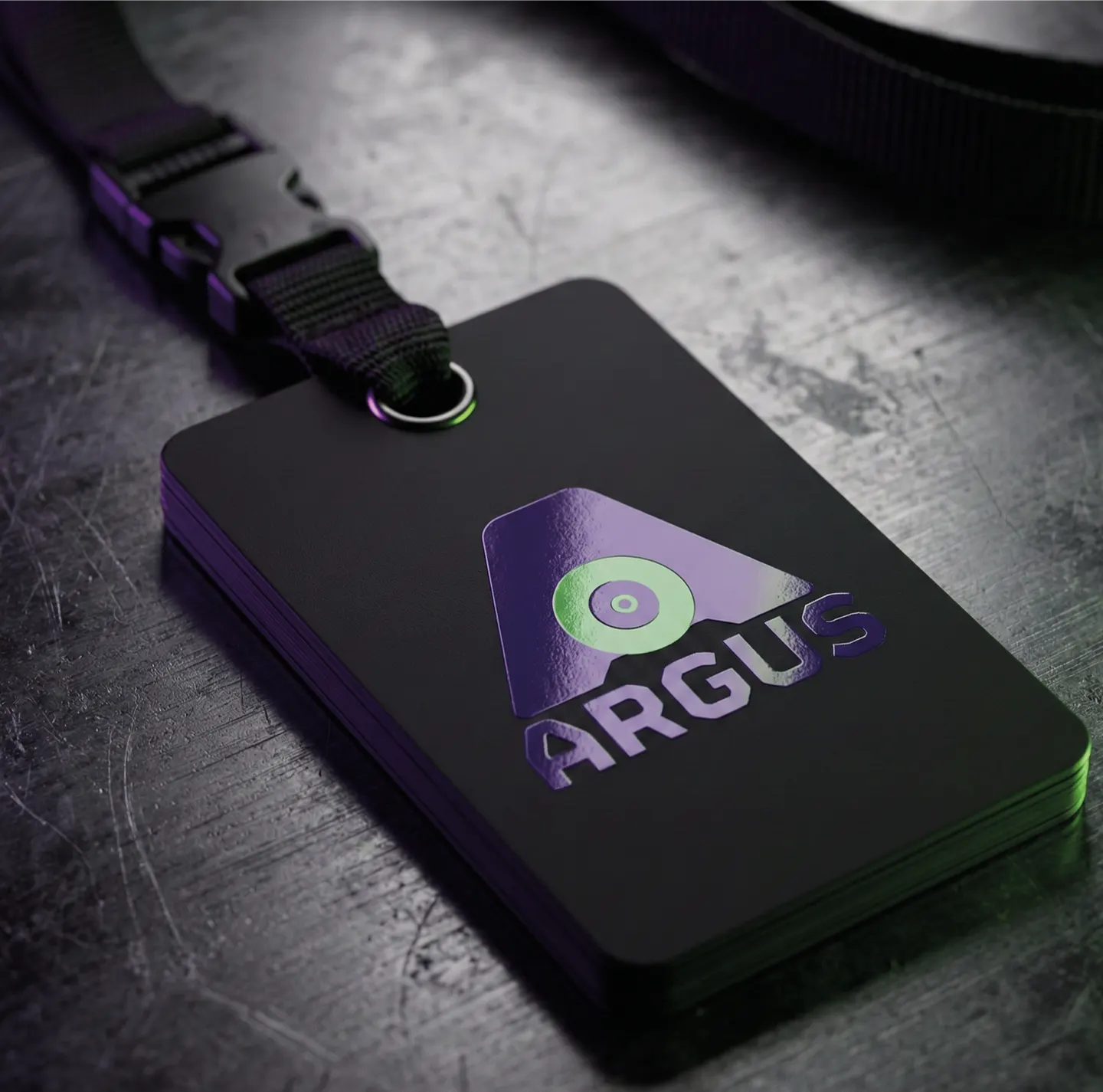 Recherche visuelle Argus appliquée sur un badge noir